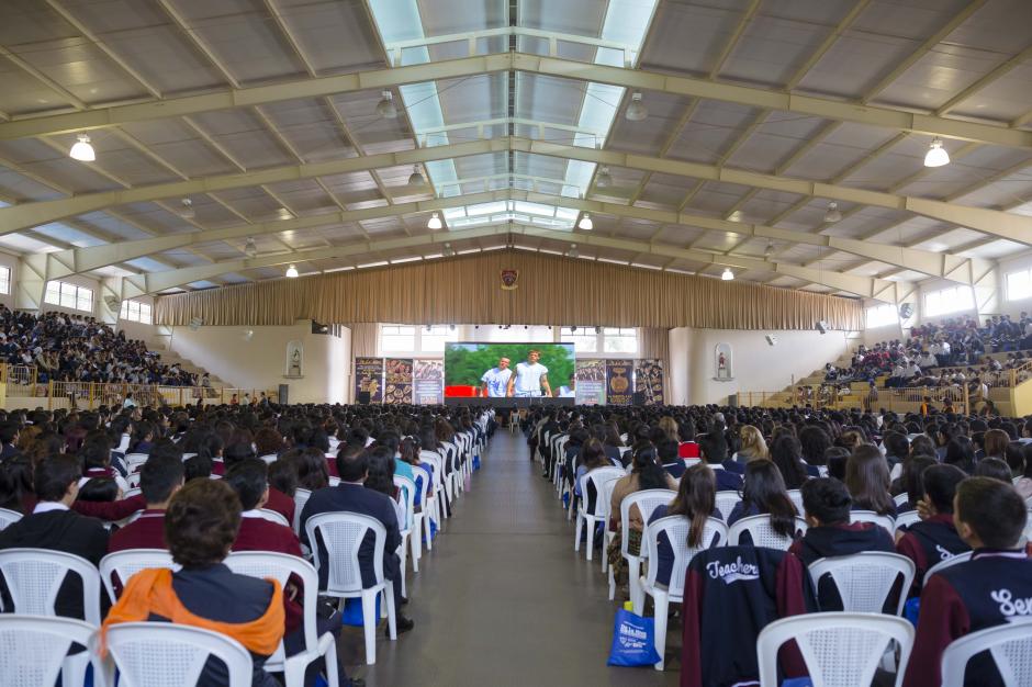El gimnasio del Sagrado Coraz&oacute;n fue abarrotado por j&oacute;venes deseosos por aprender. (Foto: George Rojas/Soy502)