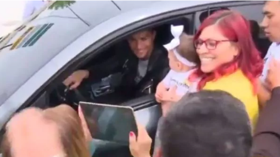 Solo una se&ntilde;ora con su hija en brazos pudo tomarse la foto con CR7. (Foto: Captura de video)