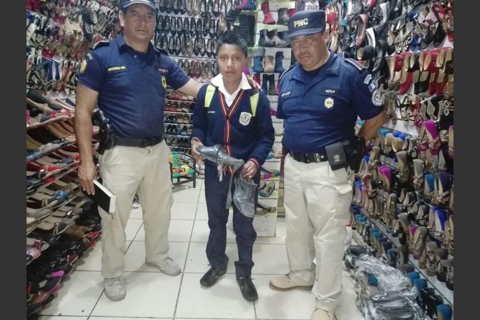 Los agentes de Disetur les compraron zapatos nuevos a un joven. (Foto: PNC) 