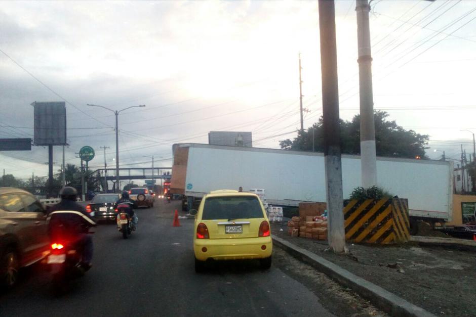 Un cami&oacute;n con desperfectos mec&aacute;nicos obstaculiza el paso por el t&uacute;nel. (Foto: Dalia Santos/PMT Villa Nueva)