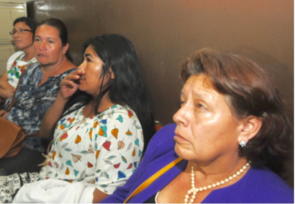 La abuela y la madre de la menor que falleci&oacute; tras ser atropellada por Meda permanecieron en las afueras del Juzgado S&eacute;ptimo durante la audiencia de primera declaraci&oacute;n. (Foto: Jes&uacute;s Alfonso/Soy502)