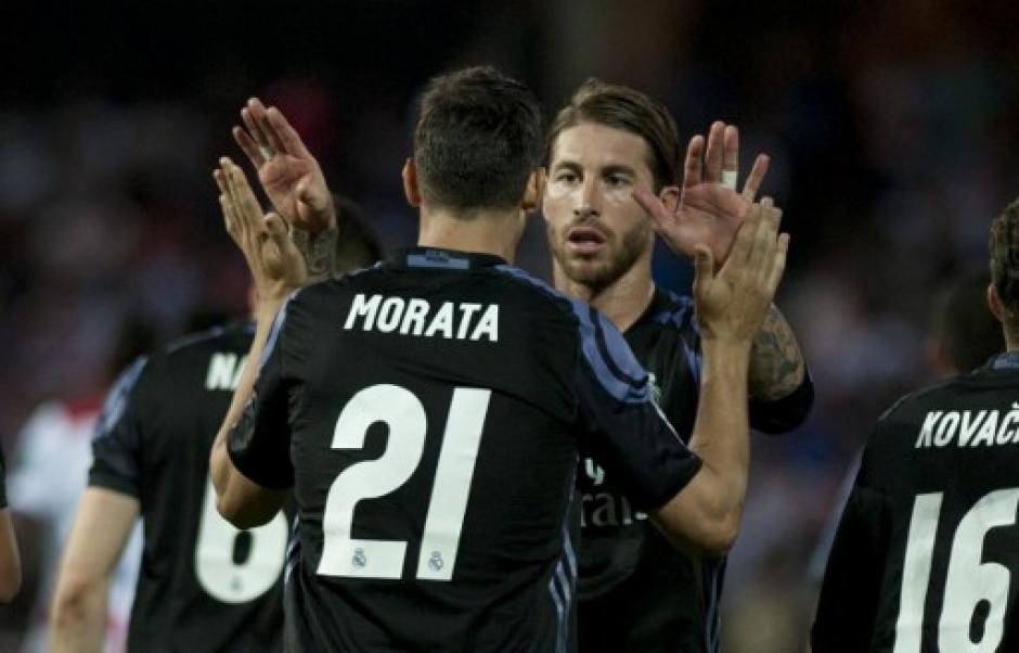 El Real Madrid no pierde el paso del Barcelona y golea en su visita al Granada. (Foto: AFP)