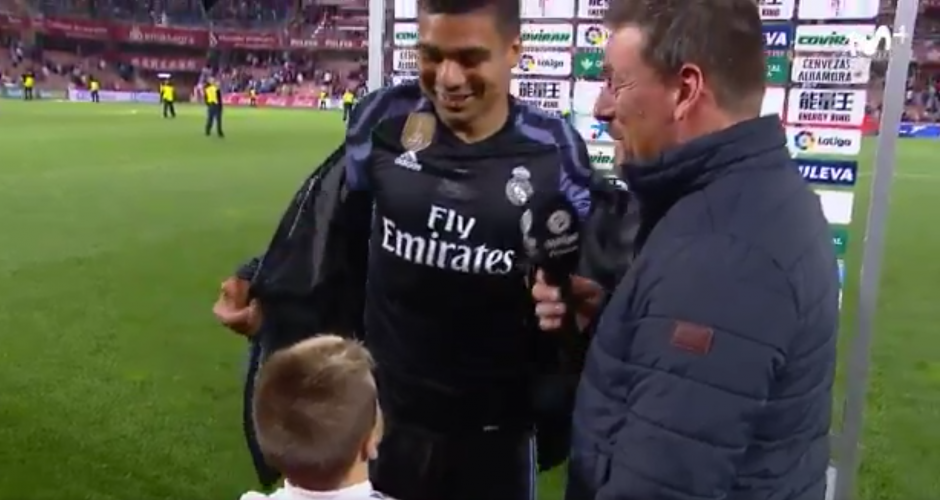 El ni&ntilde;o interrumpi&oacute; una entrevista del jugador para pedirle la camiseta. (Foto: Twitter)