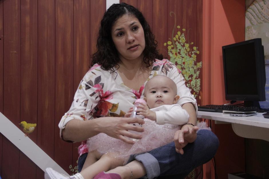 Claudia y Montserrat viven una etapa especial y dura en sus vida. (Foto: Fredy Hern&aacute;ndez/Soy502)