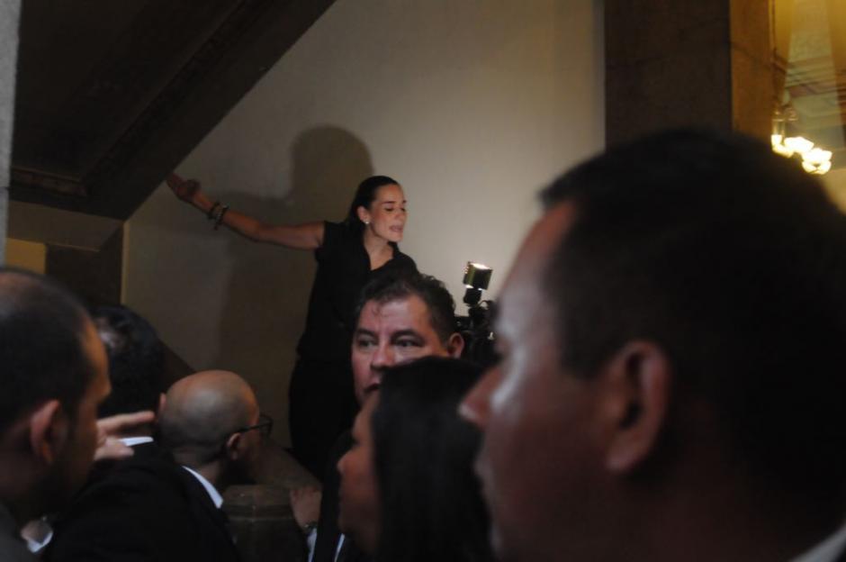 Los opositores a las reformas constitucionales gritaron para que se les permitiera el ingreso. (Foto: Jesús Alfonso/Soy502)