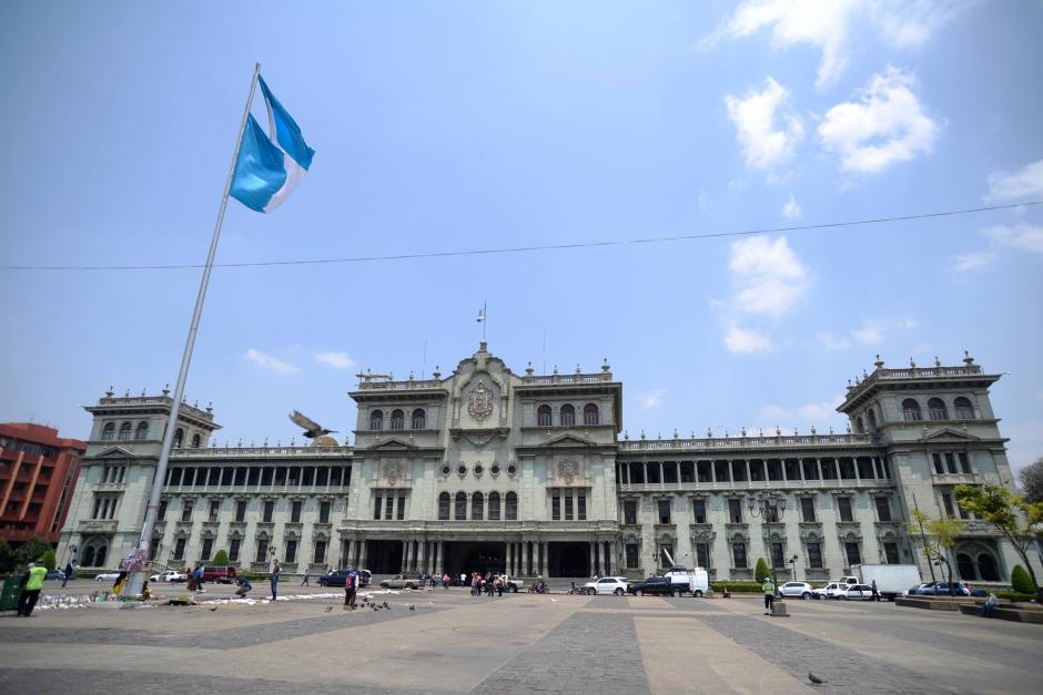 Solo en la Administración Central (Presidencia, Vicepresidencia y ministerios) se calcula que laboran más de 280 mil personas. (Foto: archivo/Soy502)