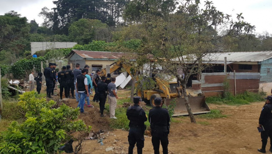 Las fuerzas de seguridad son auxiliadas por antrop&oacute;logos y una retroexcavadora para la b&uacute;squeda de restos humanos. (Foto: PNC)