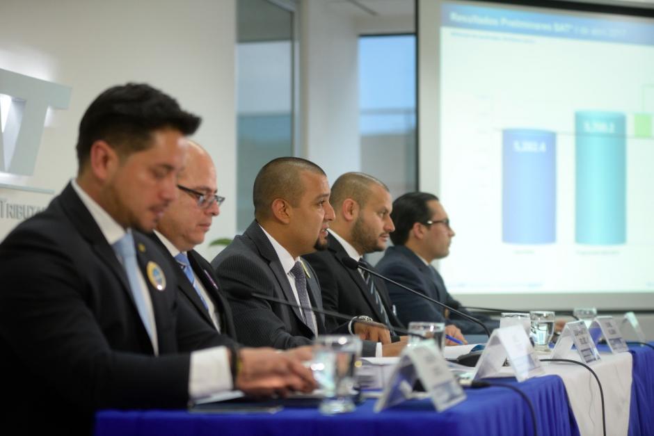 Las autoridades de la SAT ofrecieron conferencia de prensa sobre los resultados de abril. (Foto: Wilder L&oacute;pez/Soy502)