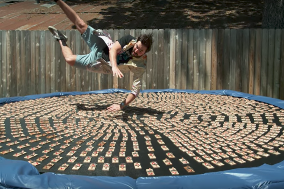 El youtuber brit&aacute;nico Daniel Gruchy quiso demostrar su resistencia al dolor con esta ins&oacute;lita prueba. (Imagen: captura de pantalla)