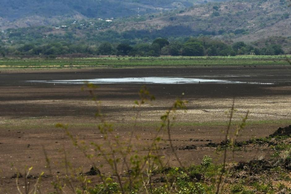 La laguna de Atescatempa se secó y fue el intenso calor lo que provocó esta pérdida. El cambio climático provoca hambruna en el corredor seco. (Foto: AFP)&nbsp;