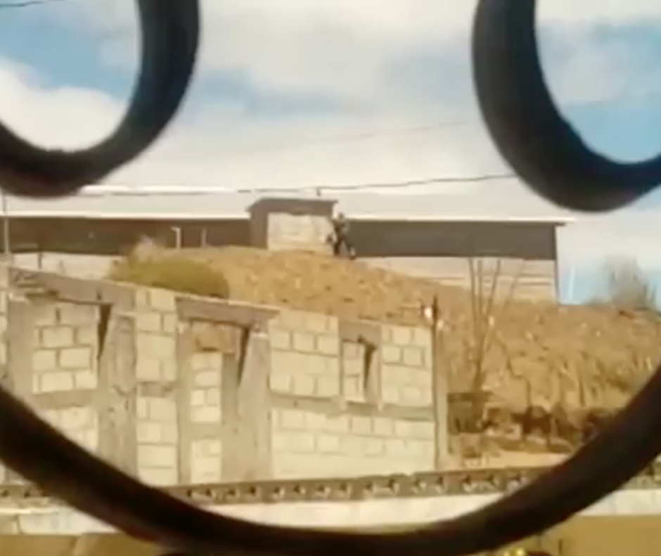 Un hombre dispara desde una garita de seguridad durante los conflictos en Tajumulco e Ixchiguán. (Foto: captura de pantalla)&nbsp;