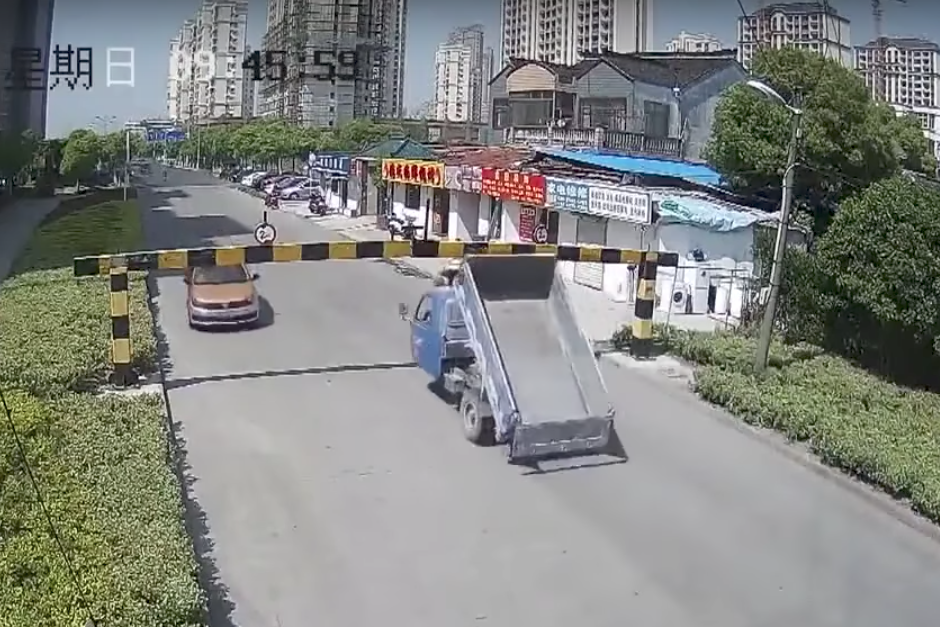 Momento previo a que el camión derribe la barrera con la que golpea al peatón. (Imagen: captura de pantalla)