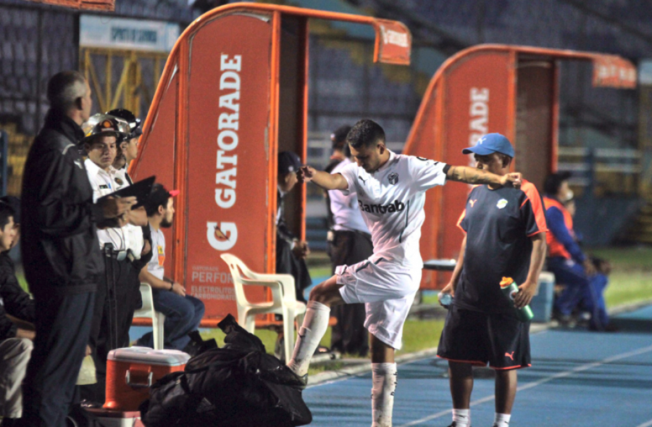 Diego Estrada muestra la frustraci&oacute;n de Comunicaciones. (Foto: Luis Barrios/Soy502)