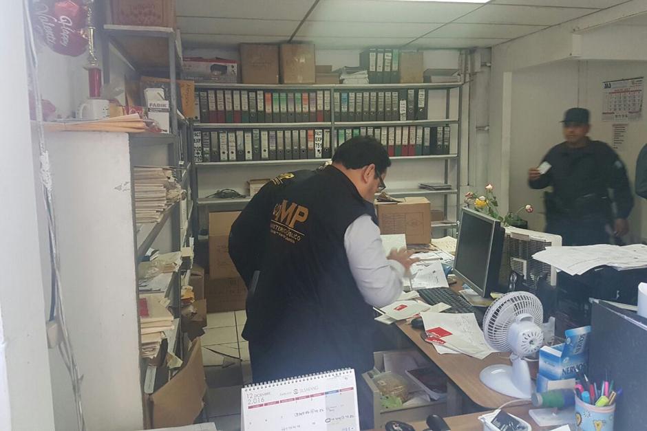 Las autoridades realizan una serie de allanamientos para arrestar a empresarios que simularon pertenecer al régimen de maquilas y empleados de la SAT que facilitaron dichas transacciones. (Foto: MP)