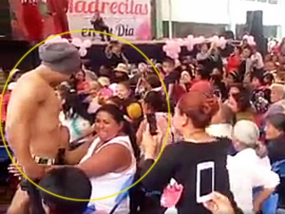 Con "strippers" alcalde agasajan a las mam&aacute;s en su d&iacute;a. (Foto: Captura de video)