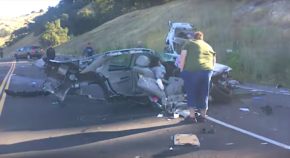 El incidente sorprendi&oacute; a las personas que se bajaron a ayudar a los heridos. (Captura Youtube)