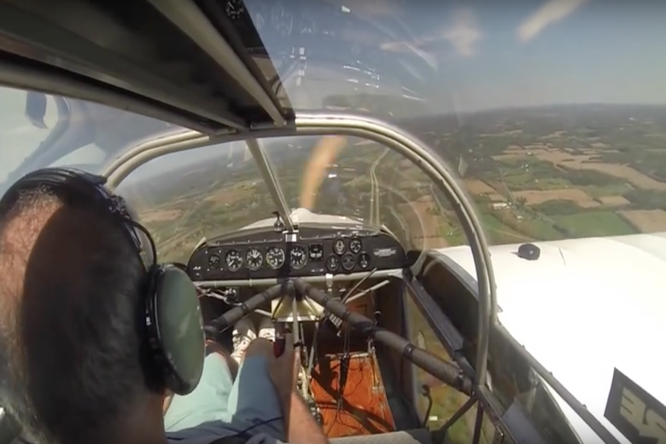 El osado conductor logr&oacute; aterrizar en una pista cercana tras volar con nervios de acero sin la h&eacute;lice. (Imagen: captura de pantalla)