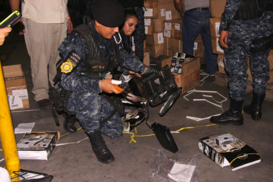 Las autoridades localizaron los paquetes de coca&iacute;na en un contenedor que proven&iacute;a de Panam&aacute;. (Foto: PNC)&nbsp;