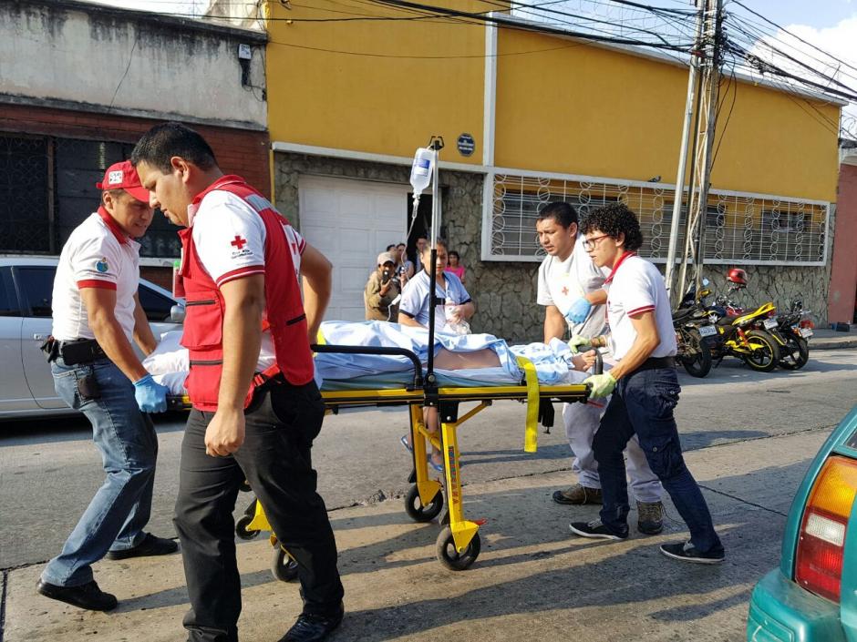 La mujer fue trasladada hacia el hospital general San Juan de Dios. (Foto: Cruz Roja)