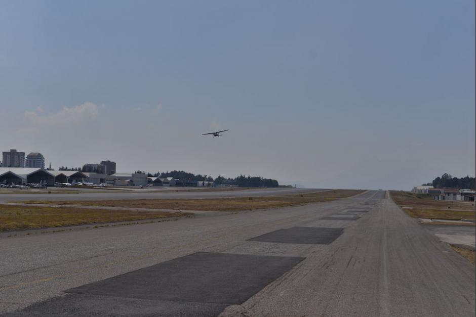 La empresa que ofertó más barato será la encargada de reparar la pista de 2 mil 987 metros de largo por 60 metros de ancho. (Foto: Archivo/Soy502)