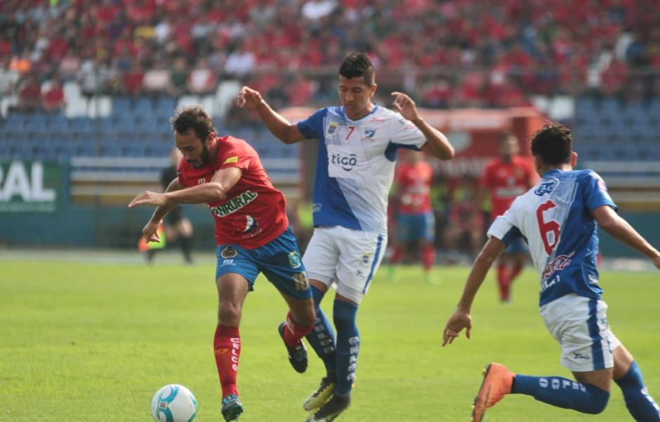 Gast&oacute;n Puerari se lesion&oacute; en el minuto 2o. Los rojos finalizaron el primer tiempo sin goles ante Suchitep&eacute;quez. (Foto: Luis Barrios/Soy502)