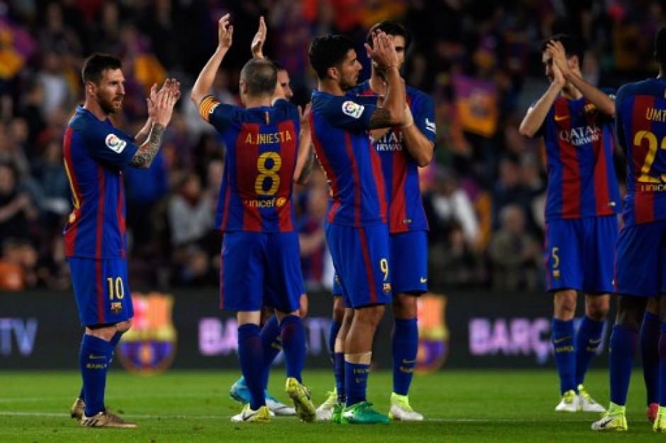 Los jugadores del Barcelona agradecieron a sus aficionados por haberlos acompa&ntilde;ado a lo largo de la temporada. (Foto: AFP)