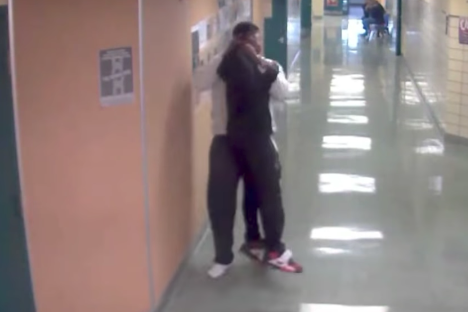 El adolescente había salido en varias ocasiones de su clase sin permiso, lo que enojó al empleado escolar y decidió actuar de esta manera. &nbsp;(Imagen: captura de pantalla)