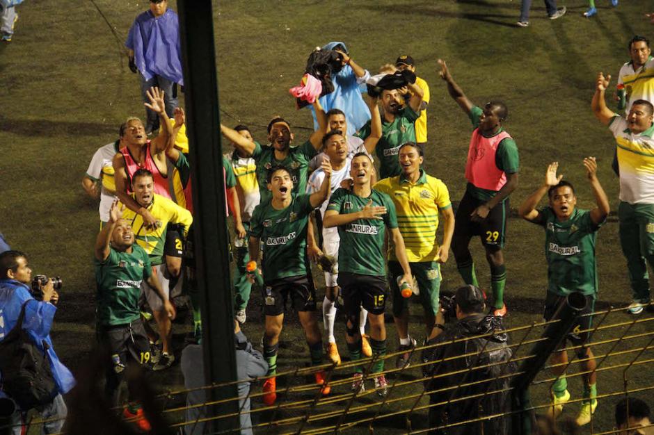 Los jugadores de Guastatoya celebra con la afici&oacute;n que los acompa&ntilde;&oacute;. (Foto: Imer Lucero/Nuestro Diario)