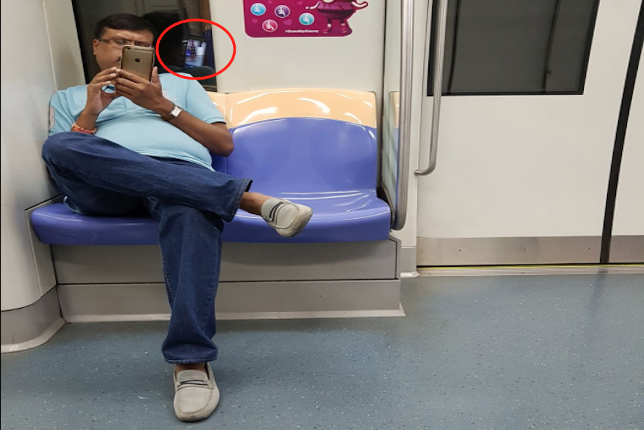 Lo que el hombre no tomó en cuenta fue que la pantalla de su celular era reflejada en un vidrio instalado atrás de él. (Foto: Facebook/Uma Mageswari)