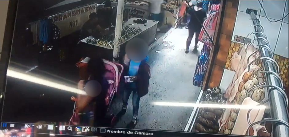 Seg&uacute;n la persona que public&oacute; el video, el robo ocurri&oacute; una ma&ntilde;ana del s&aacute;bado en el mercado de Villa Canales. (Foto: Captura de video)