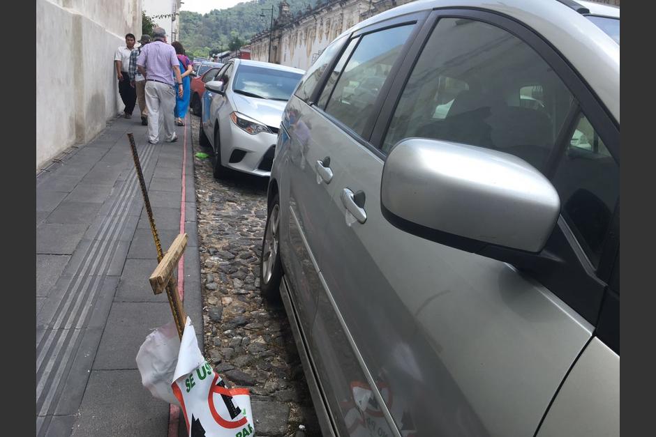 Cuando te estaciones en la ciudad colonial no puedes hacerlo sobre la línea roja ni blanca. (Foto: Fredy Hernández/Soy502)