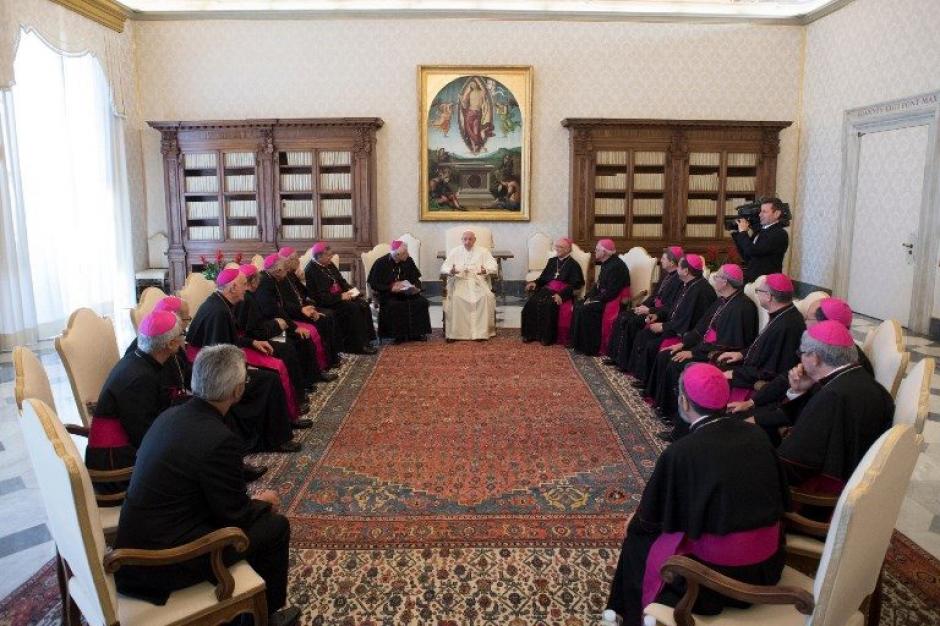Quince obispos de la Conferencia Episcopal de Guatemala se reunieron con el Papa Francisco en Roma. (Foto: AFP)