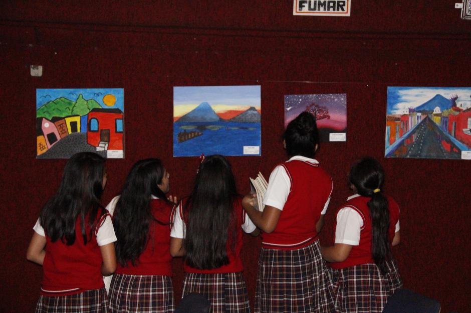 Estudiantes observan las pinturas que se exponen en el teatro de Bellas Artes. (Foto: Manuela Trillos/Soy502)