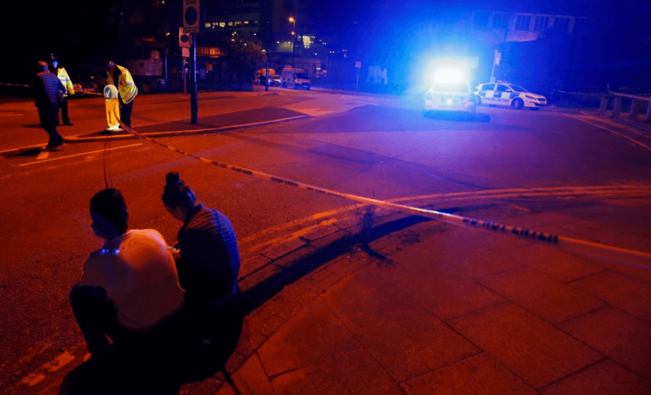 Caos, varios muertos y heridos tras dos explosiones luego de un concierto de Ariana Grande. (Foto: El País)