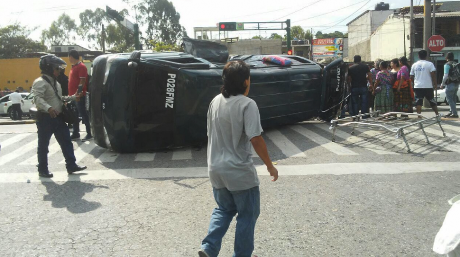 As&iacute; qued&oacute; el bus que transportaba ni&ntilde;os. (Foto: Amilcar Montejo/Soy502) 