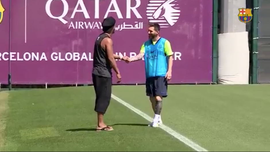 Ronaldinho y Messi se abrazaron al reencontrarse en Barcelona. (Foto: captura YouTube)