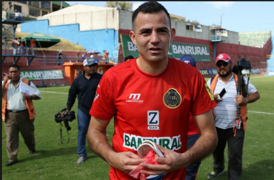 Marco Pappa recuerda a su mam&aacute; con una imagen en sus espinilleras. (Foto: Archivo/Soy502)&nbsp;