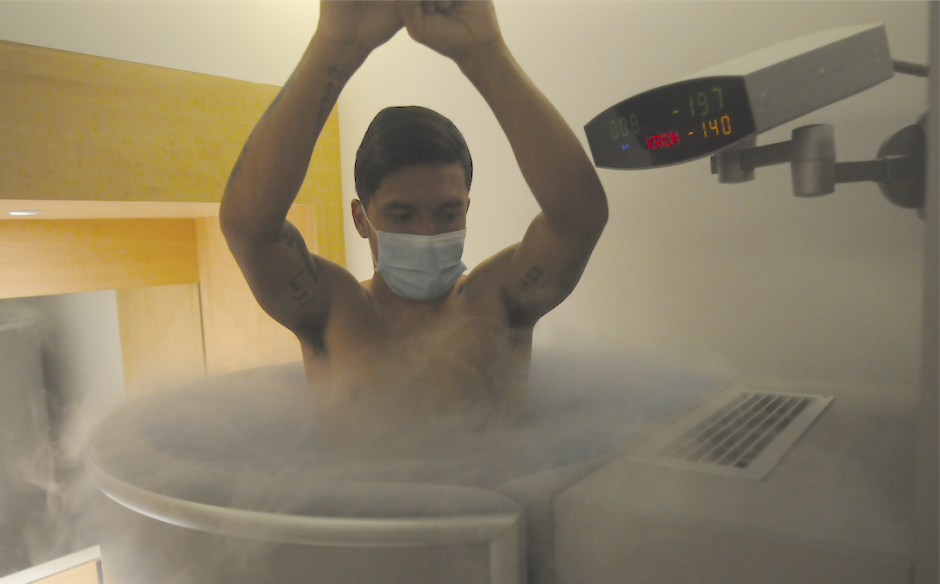 Jaime Alas dentro de la c&aacute;mara de crioterapia con nitr&oacute;geno l&iacute;quido. (Foto: Jes&uacute;s Alfonso/Soy502)