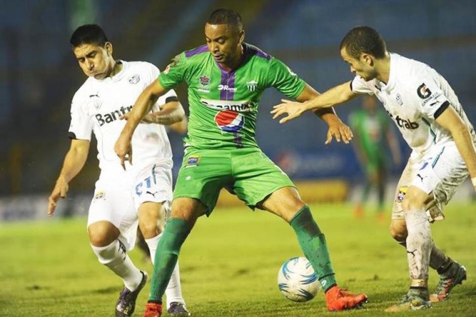 El volante costarricense, Manfred Russell, est&aacute; cerca de convertirse en jugador de Comunicaciones. (Foto: Soy502)