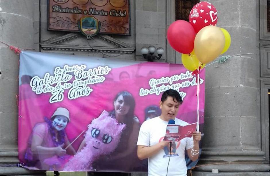 Erick Lancerio, novio de Gaby Barrios, celebr&oacute; sus 26 a&ntilde;os frente a la Municipalidad de Xela. (Foto: Soy502)