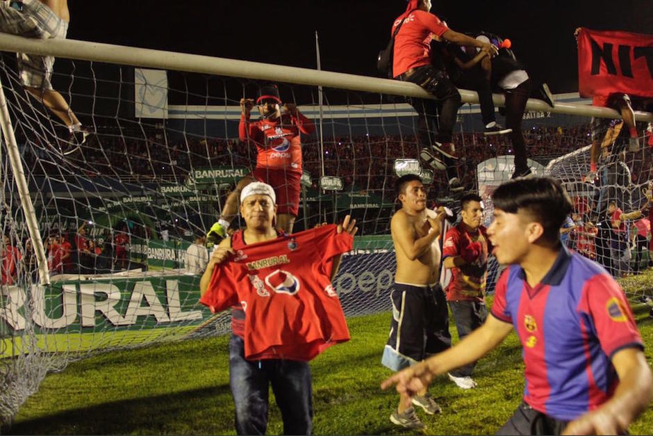 Los aficionados celebraban en la cancha. (Foto: Fredy Hern&aacute;ndez/Soy502)