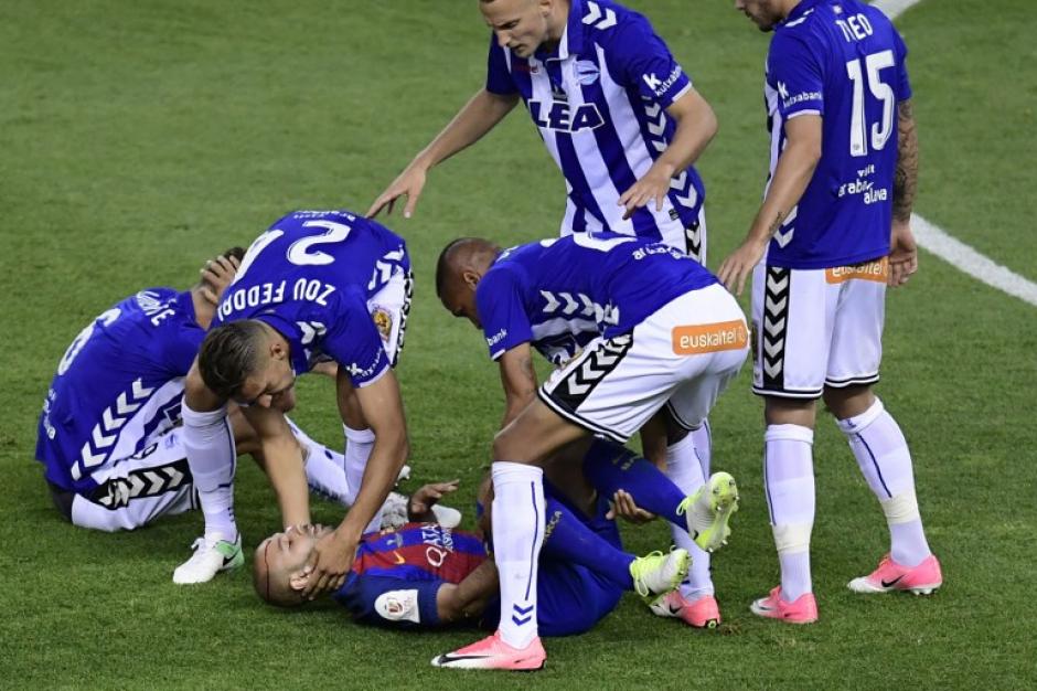 Javier Mascherano tuvo que recibir asistencia m&eacute;dica inmediata por el fuerte choque de cabeza con Marcos Llorente. (Foto: AFP)