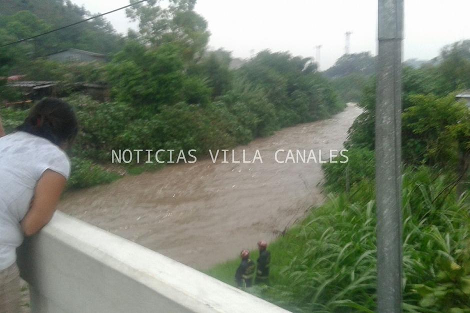 Los cuerpos de socorro esperan ver a la ni&ntilde;a en el puente La Uni&oacute;n, en Villa Canales. La peque&ntilde;a fue arrastrada por la corriente desde Villa Nueva. (Foto: NOTICIAS VILLA CANALES)