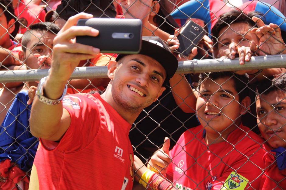 Danilo Guera se toma una "selfie" con los fan&aacute;ticos en el Estadio Manuel Felipe Carrera. (Foto: Fredy Hern&aacute;ndez/Soy502)