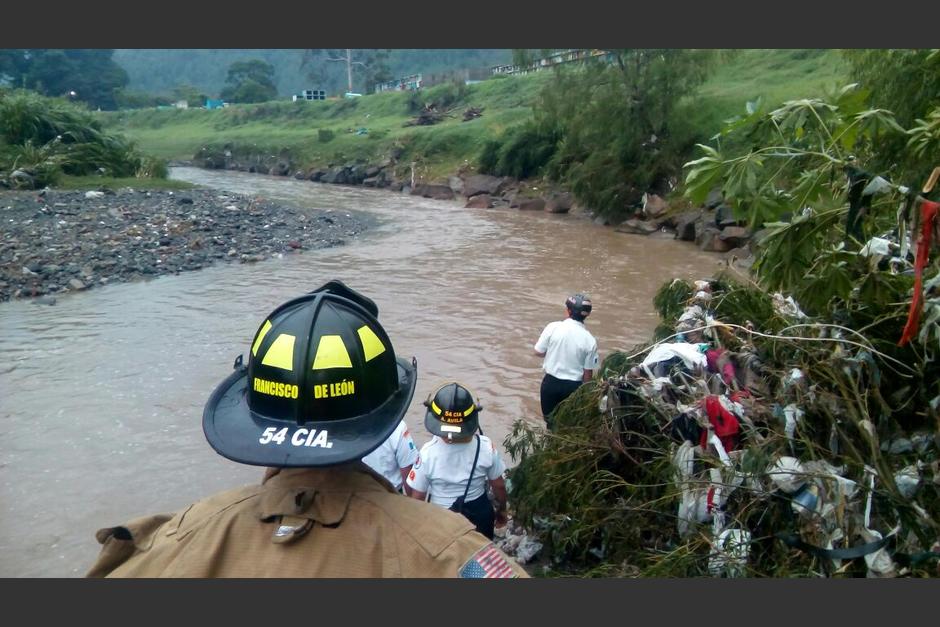 Los bomberos buscan a una ni&ntilde;a arrastrada por las aguas del r&iacute;o Platanitos. (Foto: CONRED) 