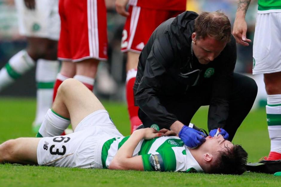 Kieran Tierney perdi&oacute; dos dientes en la final de la Copa de Escocia, pero volvi&oacute; a los festejos para levantar el trofeo. (Foto: The Scottish Sun)