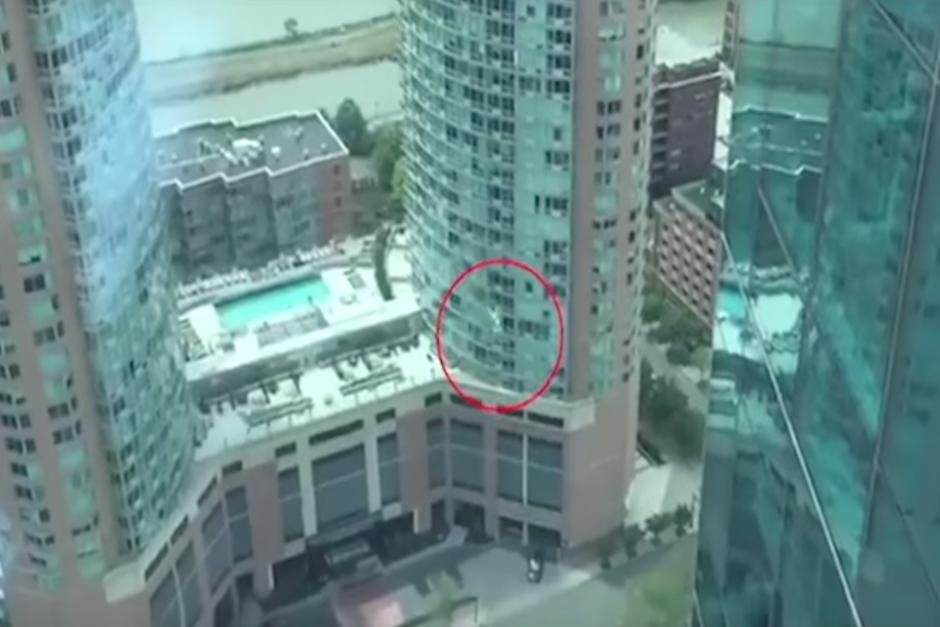 Las autoridades investigan el fallo en el paraca&iacute;das del soldado que falleci&oacute; este domingo durante una exhibici&oacute;n. (Imagen: captura de pantalla)