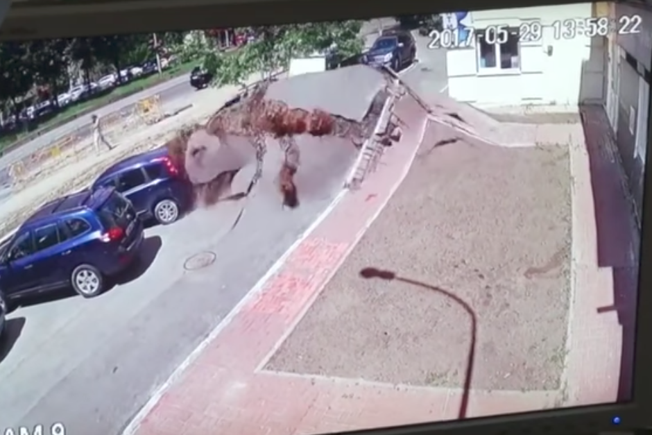 Momento en que el suelo se levanta tras la ruptura del drenaje. (Imagen: captura de pantalla)