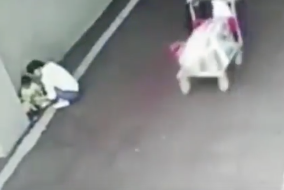 Antes de abandonarlo, la mujer lo cubri&oacute; con una manta y se asegur&oacute; que nadie se diera cuenta de lo que hac&iacute;a. (Imagen: captura de pantalla)