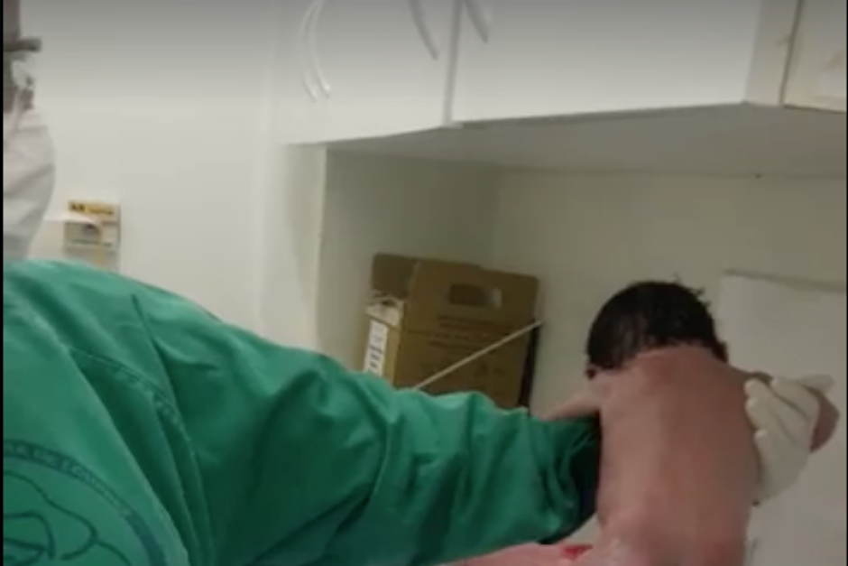 El sorprendente hecho tuvo lugar en la sala de partos de un hospital brasile&ntilde;o. (Imagen: captura de pantalla)